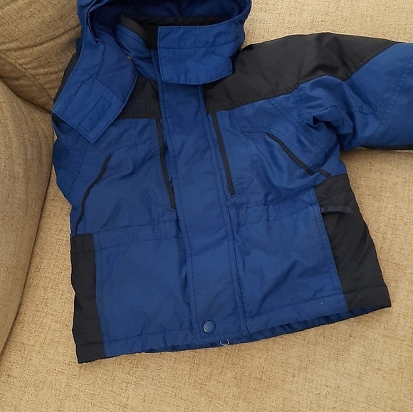 COLUMBIA SPORWEAR COMPANY BOYS COAT.SZ::3T HOODIE DETACHABLE. VERY NICE. VERY GO - Picture 4 of 7